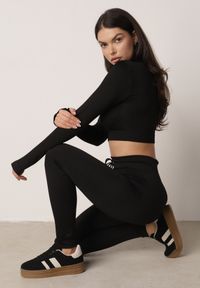 Born2be - Czarny Komplet Sportowy Top z Wycięciem na Kciuk i Spodnie z Wiązaniem Tidrine. Kolor: czarny. Materiał: materiał #3