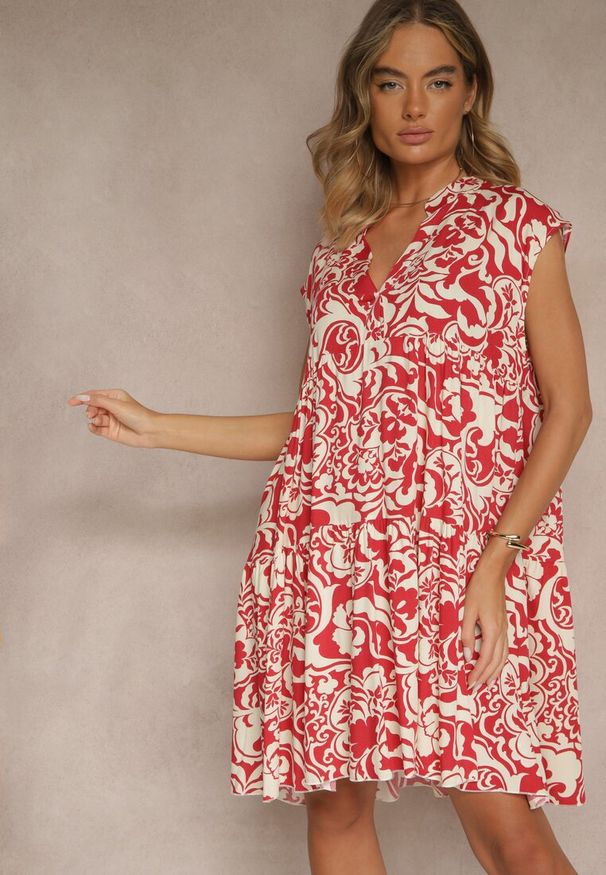 Renee - Czerwona Sukienka Oversize z Bawełny z Ornamentnym Wzorem Folazea. Okazja: na co dzień. Kolor: czerwony. Materiał: bawełna. Sezon: lato. Typ sukienki: oversize. Styl: elegancki, casual