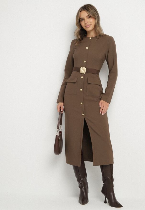 Born2be - Brązowa Elegancka Sukienka z Ozdobnymi Guzikami i Paskiem z Klamrą Esmilea. Okazja: na co dzień, na spotkanie biznesowe, do pracy. Kolor: brązowy. Długość rękawa: długi rękaw. Typ sukienki: proste. Styl: elegancki