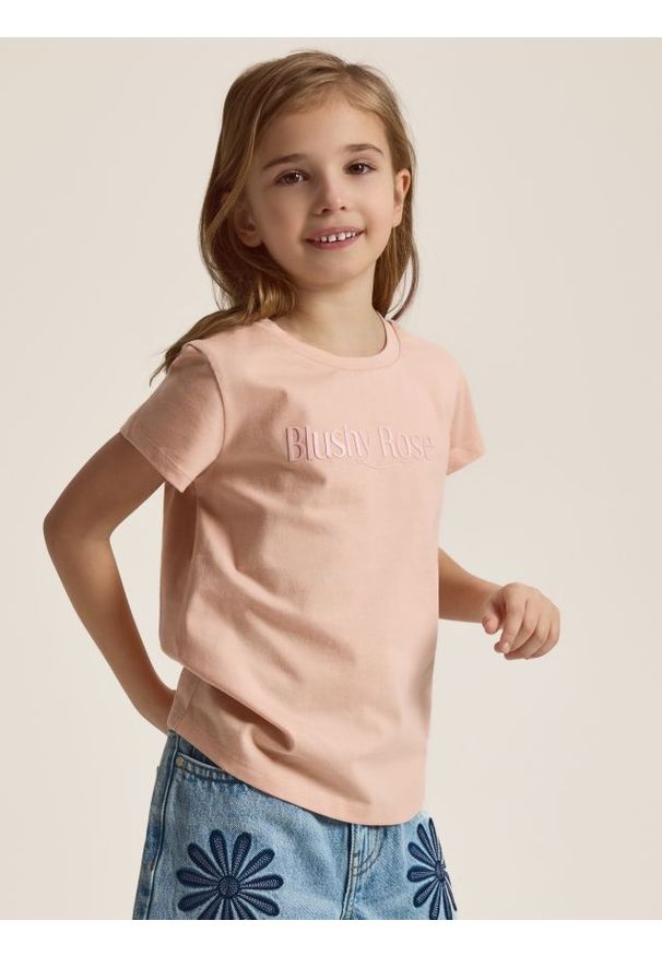 Reserved - T-shirt z wypukłym napisem - brudny róż. Kolor: różowy. Materiał: bawełna. Wzór: napisy
