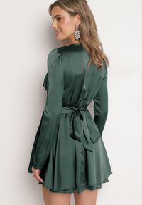 Born2be - Ciemnozielona Satynowa Sukienka Mini z Głębokim Dekoltem i Wiązaniem z Tyłu Liadan. Okazja: na imprezę. Kolor: zielony. Materiał: satyna. Styl: elegancki. Długość: mini #2