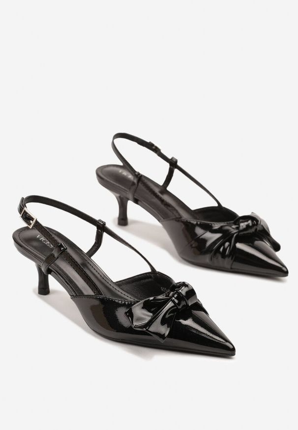 Renee - Czarne Sandały Lakierowane Vices na Kaczuszce Typu Slingback z Kokardą Kovenna. Okazja: na co dzień. Zapięcie: sprzączka. Kolor: czarny. Materiał: lakier. Obcas: na szpilce. Styl: klasyczny, elegancki, casual. Wysokość obcasa: średni