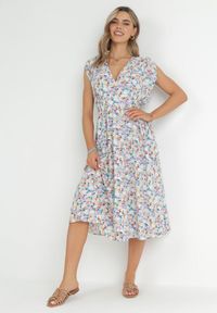 Born2be - Niebieska Sukienka Midi z Gumką w Pasie i Ozdobnym Wiązaniem na Plecach Jeve. Kolor: niebieski. Sezon: wiosna, lato. Długość: midi #1