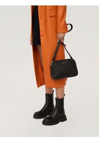 Kazar - Minimalistyczna pikowana torebka z licowej skóry. Kolor: czarny. Materiał: skórzane. Styl: elegancki #6