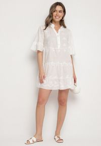 Born2be - Biała Bawełniana Sukienka z Haftowanej Tkaniny o Koszulowym Kroju z Falbanami Filidwena. Okazja: na co dzień. Typ kołnierza: kołnierzyk klasyczny. Kolor: biały. Materiał: bawełna, tkanina. Wzór: haft. Typ sukienki: koszulowe. Styl: boho, klasyczny, casual, elegancki #4