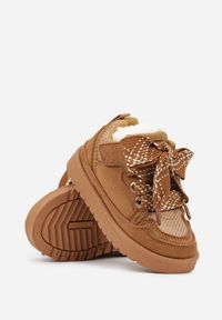 Born2be - Brązowe Śniegowce Sneakersy z Ozdobnym Sznurowaniem Ocieplane Futerkiem Nalinia. Okazja: na uczelnię, na co dzień. Zapięcie: rzepy. Kolor: brązowy. Materiał: futro. Styl: casual, elegancki #3