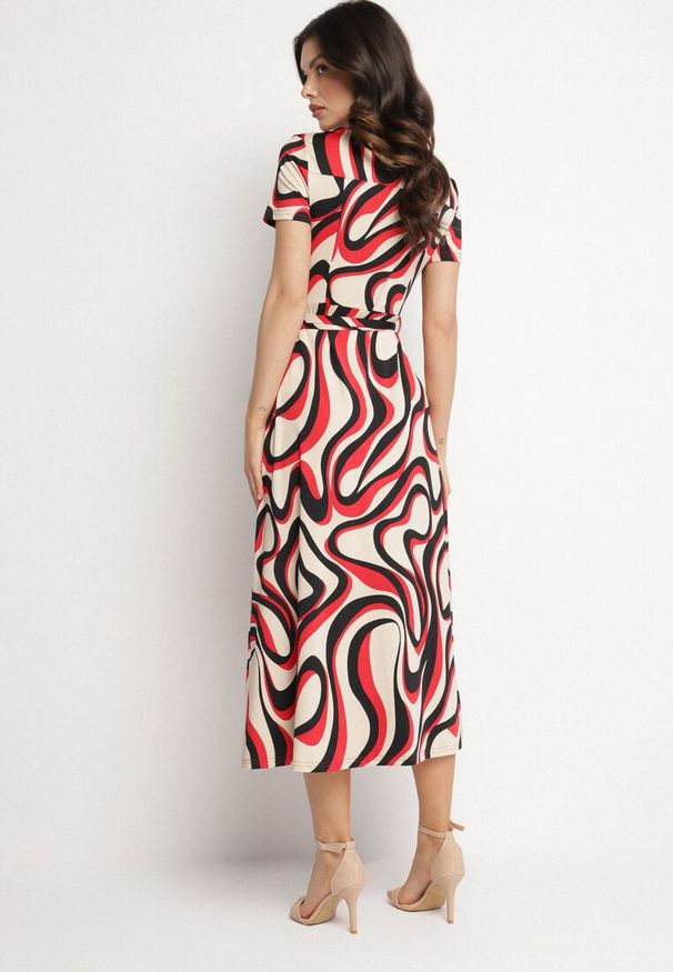 Born2be - Czerwona Sukienka Koszulowa w Geometryczny Wzór z Paskiem Zimorae. Typ kołnierza: kołnierzyk klasyczny. Kolor: czerwony. Wzór: geometria. Typ sukienki: koszulowe. Styl: elegancki, klasyczny