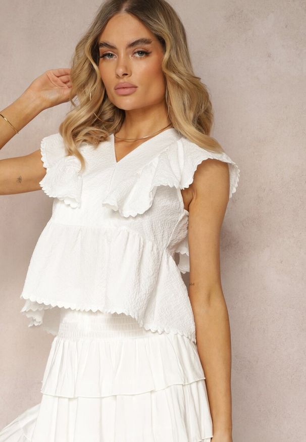 Renee - Biała Elegancka Bluzka Ozdobiona przy Ramionach Falbanką Gimemia. Kolor: biały. Wzór: aplikacja. Styl: elegancki