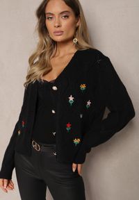 Renee - Czarny Kardigan z Dodatkiem Wełny z Naszywkami w Kształcie Kwiatów Gatina. Okazja: na co dzień. Typ kołnierza: dekolt w serek. Kolor: czarny. Materiał: wełna. Wzór: kwiaty, aplikacja. Styl: elegancki, casual