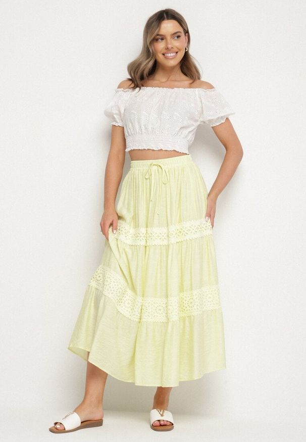 Born2be - Żółta Spódnica z Wiskozą o Rozkloszowanym Kroju z Koronkowym Zdobieniem Banilea. Okazja: na co dzień. Kolor: żółty. Materiał: wiskoza, koronka. Wzór: aplikacja. Styl: casual, klasyczny, elegancki