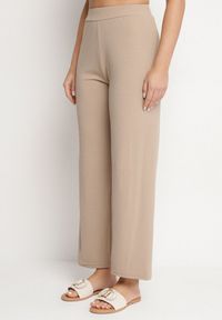 Born2be - Ciemnobeżowe Prążkowane Spodnie Szerokie z Gumką w Pasie Drasia. Kolor: beżowy. Materiał: prążkowany #1