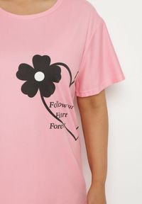Born2be - Różowy Komplet Piżamowy z Motywem Kwiatowym Spodnie i T-shirt Milossa. Kolekcja: plus size. Kolor: różowy. Długość: krótkie. Wzór: kwiaty #3