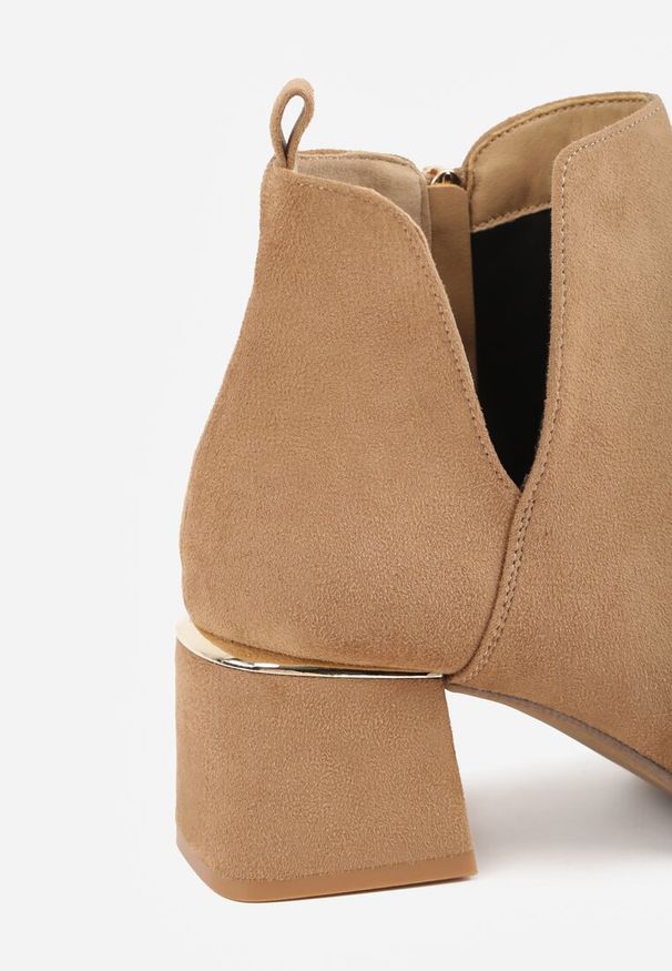 Renee - Ciemnobeżowe Botki na Słupku z Wycięciem i Metaliczną Ozdobą Lorethra. Okazja: do pracy, na co dzień, na spotkanie biznesowe. Kolor: beżowy. Materiał: jeans, wełna. Wzór: aplikacja. Sezon: jesień, zima. Obcas: na słupku. Styl: elegancki, biznesowy, klasyczny, casual