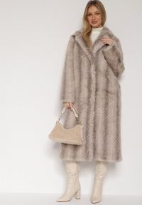Born2be - Jasnobeżowy Jednorzędowy Płaszcz Futerko o Klasycznym Kroju Yrelsha. Okazja: na co dzień. Kolor: beżowy. Materiał: futro. Styl: klasyczny #6