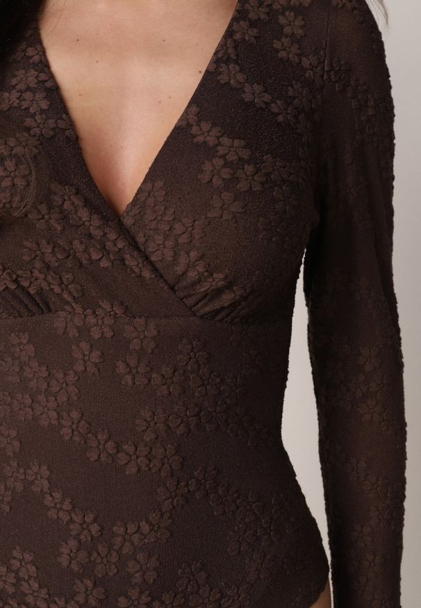 Born2be - Brązowe Kopertowe Body z Długim Rękawem Zdobione Wzorem w Kwiaty Zennesa. Okazja: na co dzień. Typ kołnierza: dekolt w serek. Kolor: brązowy. Materiał: jeans. Długość rękawa: długi rękaw. Długość: długie. Wzór: aplikacja, kwiaty. Styl: elegancki, casual