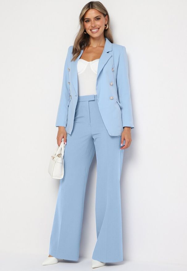 Born2be - Jasnoniebieska Marynarka Dwurzędowa z Biżuteryjnymi Guzikami Teudosia. Okazja: na co dzień. Kolor: niebieski. Materiał: jeans. Wzór: aplikacja. Styl: elegancki, klasyczny, casual