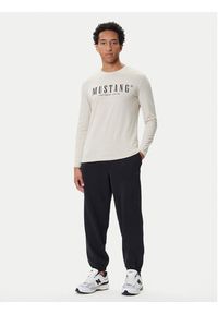 Mustang Longsleeve Asheville 1016873 Beżowy Regular Fit. Kolor: beżowy. Materiał: bawełna. Długość rękawa: długi rękaw