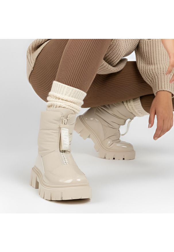 Beżowe Śniegowce Filippo Ocieplane Buty Damskie. Okazja: na spacer. Zapięcie: zamek. Kolor: beżowy. Materiał: materiał. Wzór: napisy. Sezon: zima