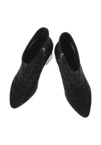 Czarne Botki S.Barski Eleganckie Buty Damskie. Okazja: na co dzień. Zapięcie: zamek. Kolor: czarny. Materiał: zamsz. Wzór: aplikacja, geometria. Obcas: na obcasie. Styl: elegancki. Wysokość obcasa: średni #5