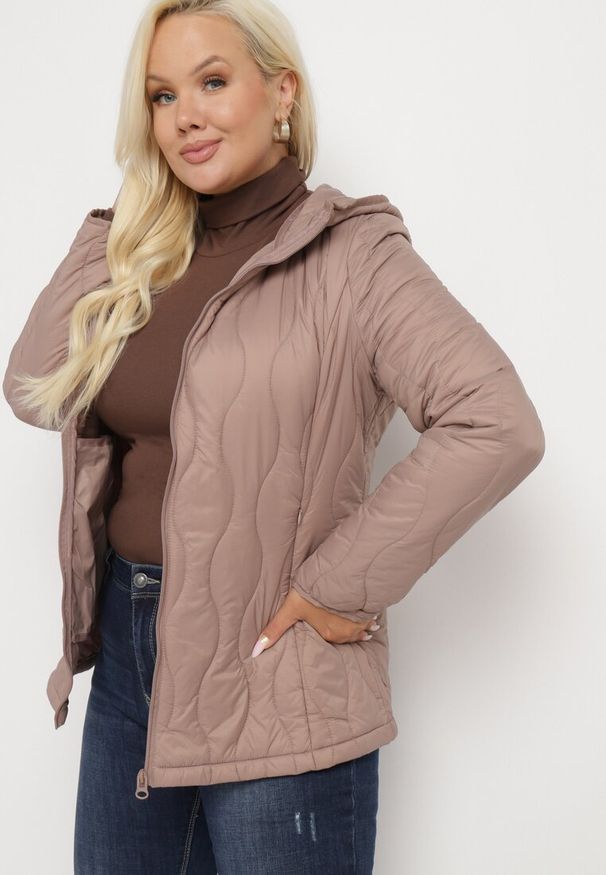 Born2be - Ciemnobeżowa Kurtka Pikowana z Nieodpinanym Kapturem Lotizia. Okazja: na co dzień. Kolor: beżowy. Materiał: jeans. Styl: klasyczny, elegancki, casual