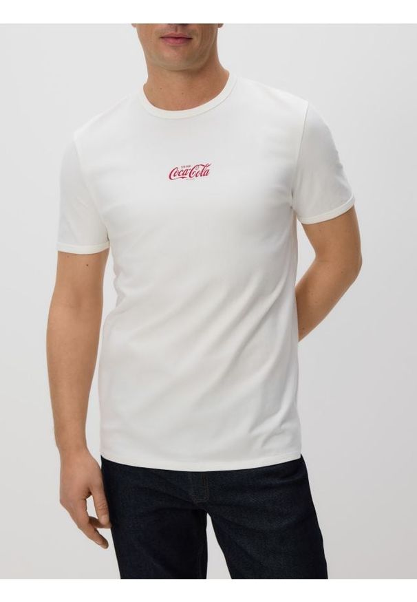 Reserved - T-shirt slim z napisem Coca-Cola - złamana biel. Materiał: dzianina, bawełna. Wzór: napisy
