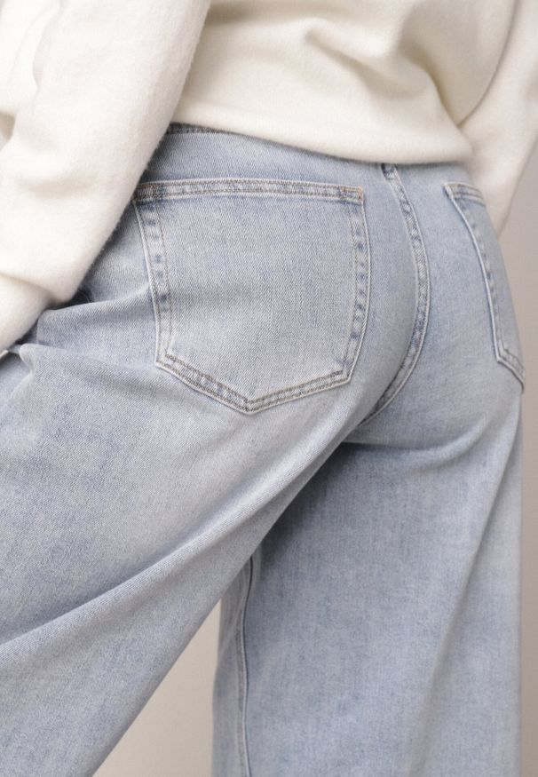 Born2be - Niebieskie Jeansy z Bawełną z Wysokim Stanem o Kroju Typu Loose Ianione. Okazja: na co dzień. Stan: podwyższony. Kolor: niebieski. Styl: casual