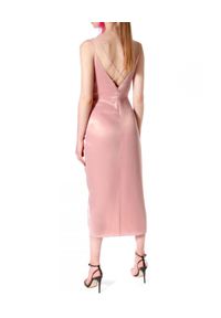 AGGI - Różowa sukienka AVA PRETTY. Typ kołnierza: dekolt woda. Kolor: różowy, wielokolorowy, fioletowy. Długość rękawa: na ramiączkach #4