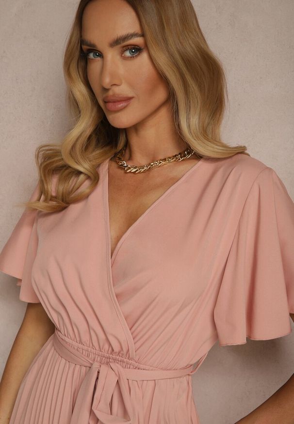 Renee - Różowa Sukienka Wiązana w Talii z Plisowaniem na Dole Dorseki. Kolor: różowy. Typ sukienki: plisowane. Styl: klasyczny, elegancki