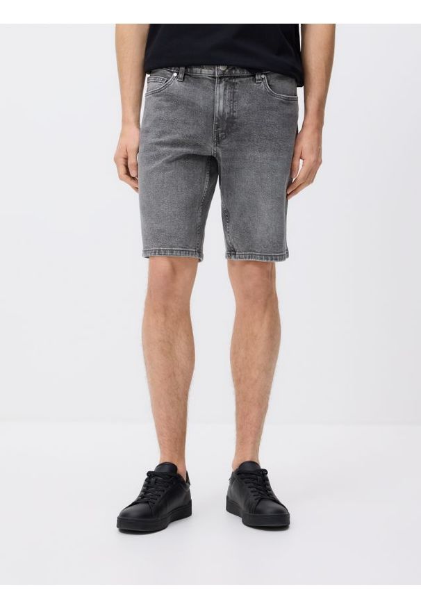 Reserved - Jeansowe szorty straight - jasnoszary. Kolor: szary. Materiał: jeans
