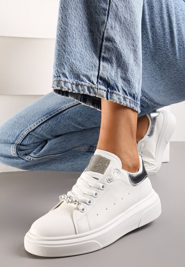 Renee - Biało-Srebrne Sneakersy z Cyrkoniami na Języku i Odpinaną Biżuteryjną Aplikacją na Sznurówkach Coletti. Kolor: biały. Wzór: aplikacja