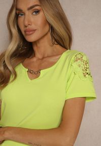 Renee - Zielony T-shirt z Bawełny Ozdobiony Koronką i Łańcuszkiem Liravee. Okazja: na co dzień. Kolor: zielony. Materiał: bawełna, koronka. Długość rękawa: krótki rękaw. Długość: krótkie. Wzór: aplikacja, koronka. Styl: casual #5