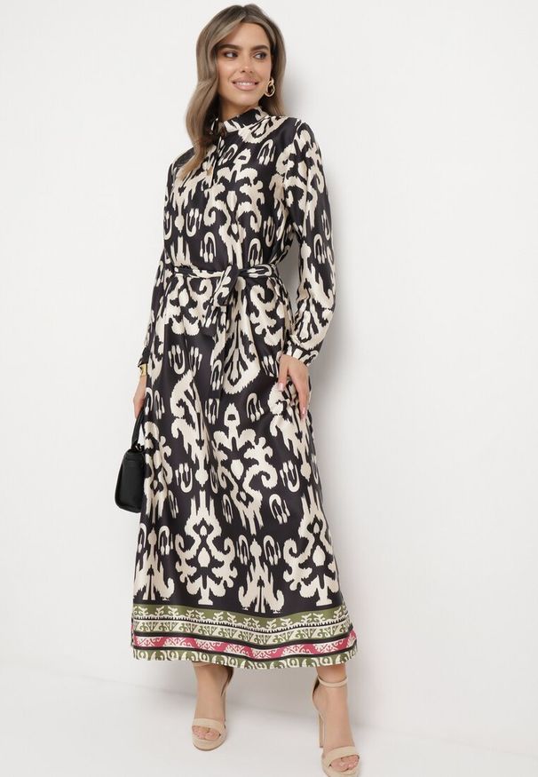 Born2be - Czarno-Biała Sukienka Satynowa o Pudełkowym Fasonie Wiązana w Talii w Ornamentalny Wzór Narosa. Okazja: na co dzień, na imprezę. Kolor: czarny. Materiał: satyna. Długość rękawa: długi rękaw. Styl: casual, elegancki