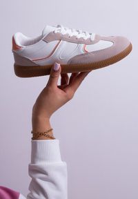 Renee - Ciemnobeżowe Sneakersy Tenisówki Ozdobione Wstawkami Ysalesa. Kolor: beżowy. Wzór: aplikacja #1