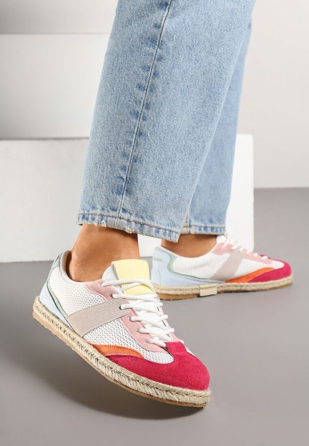 Renee - Biało-Czerwone Sneakersy Typu Kultowe Tenisówki Zdobione Przeszyciami Grelloti. Okazja: na co dzień. Kolor: biały. Materiał: jeans, koronka. Wzór: aplikacja. Obcas: na obcasie. Wysokość obcasa: niski