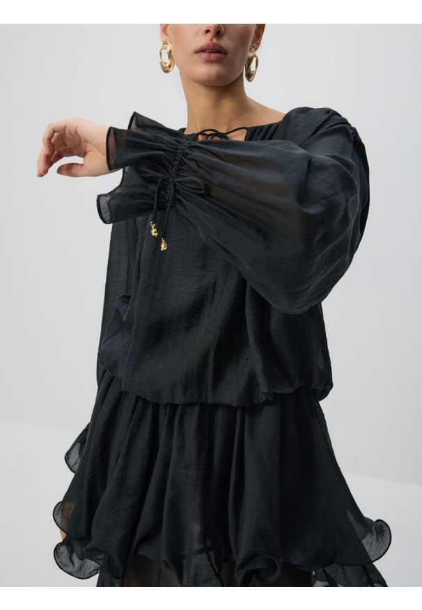 Reserved - Sukienka mini z wiązaniem - czarny. Kolor: czarny. Materiał: tkanina. Długość: mini