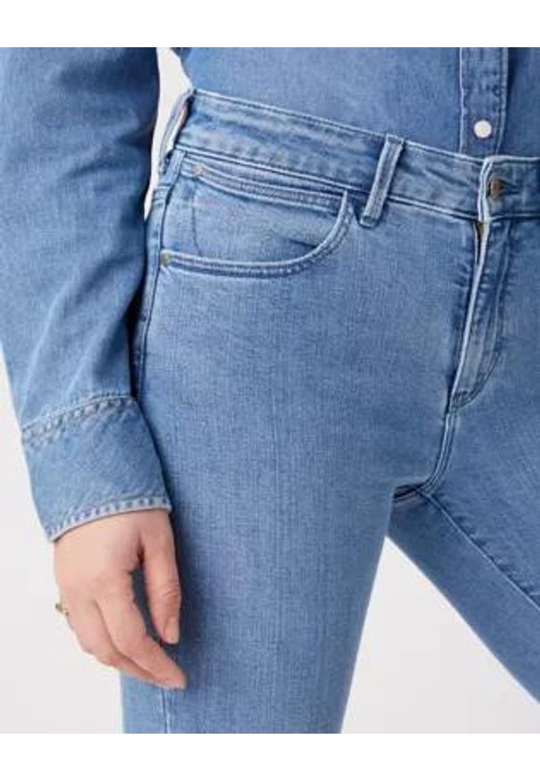 Wrangler - SPODNIE DAMSKIE WRANGLER SKINNY INDIGO SKY W28KKR29G 112128293