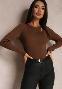Renee - Ciemnobrązowy Sweter z Brokatem i Wycięciem przy Dekolcie Femolile. Kolor: brązowy. Sezon: zima #1