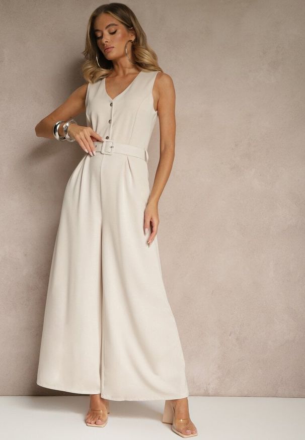 Renee - Jasnobeżowy Kombinezon o Taliowanym Kroju z Wiskozą i Paskiem Raliorea. Kolor: beżowy. Materiał: wiskoza. Styl: elegancki