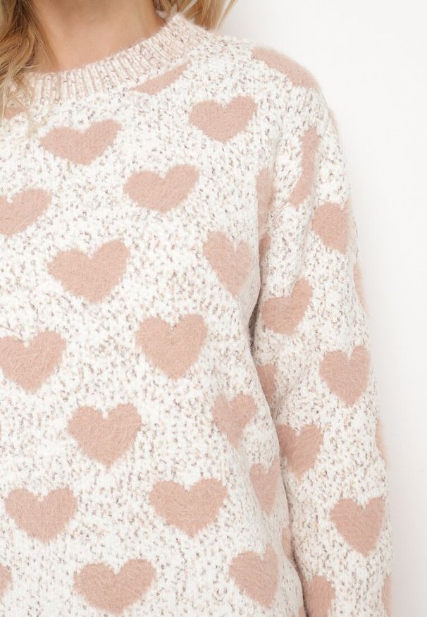 Born2be - Różowo-Beżowy Sweter z Wełną o Prostym Kroju Zdobiony Wzorem w Serca Zenina. Kolor: różowy. Materiał: wełna. Wzór: aplikacja. Sezon: zima