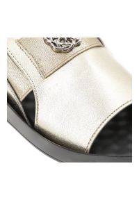 Złote Sandały S.Barski Stylowe Obuwie Damskie. Okazja: na spacer, na co dzień. Zapięcie: pasek. Kolor: złoty. Wzór: aplikacja. Sezon: lato. Obcas: na koturnie. Styl: elegancki. Wysokość obcasa: średni #5