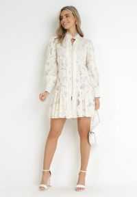 Born2be - Jasnobeżowa Sukienka Toppey. Typ kołnierza: kołnierzyk stójkowy. Kolor: beżowy. Materiał: tkanina, koronka. Wzór: ażurowy. Styl: boho. Długość: mini #4