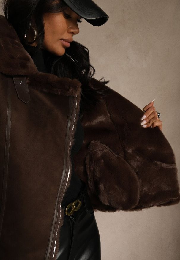 Renee - Brązowa Kurtka Biker z Imitacji Zamszu Zdobiona Futerkiem Awedora. Kolor: brązowy. Materiał: zamsz, futro. Wzór: aplikacja