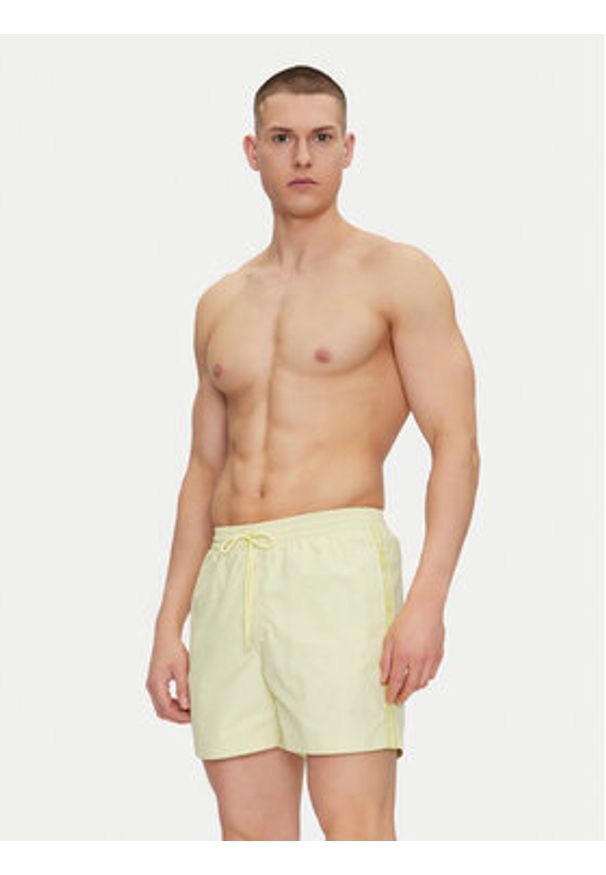 Calvin Klein Swimwear Szorty kąpielowe KM0KM01109 Żółty Regular Fit. Kolor: żółty. Materiał: syntetyk
