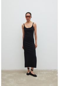 Marsala - Sukienka na ramiączkach z prążkowanej dzianiny w kolorze TOTALLY BLACK - CARMEN MAXI-M/L. Typ kołnierza: typu carmen. Materiał: dzianina, prążkowany. Długość rękawa: na ramiączkach. Długość: maxi