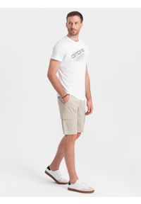 Ombre Clothing - Męskie jednokolorowe szorty z kieszeniami cargo – beżowe V3 - Rozmiar: XXL. Okazja: na co dzień. Kolor: beżowy. Materiał: materiał, poliester, elastan, bawełna. Długość: krótkie. Wzór: jednolity, gładki, aplikacja, haft. Sezon: lato. Styl: wakacyjny, casual