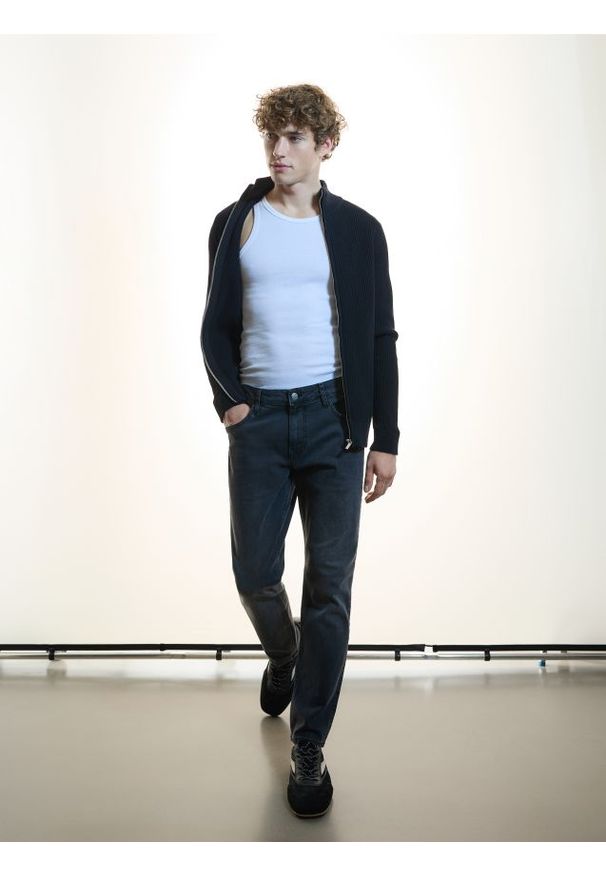 Reserved - Jeansy slim z efektem sprania - szary. Kolor: szary