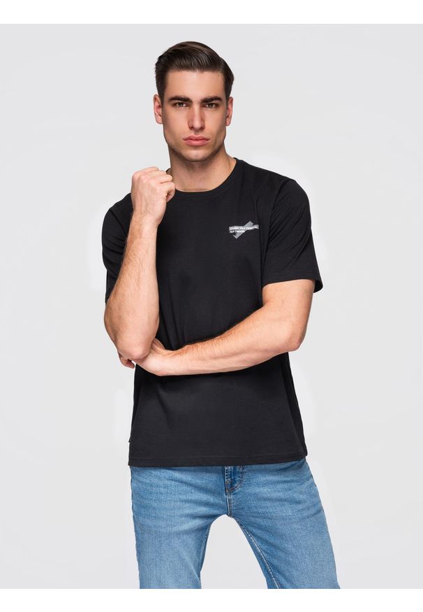 Ombre Clothing - Męski t-shirt z niewielkim nadrukiem na klatce piersiowej - czarny V2 - Rozmiar: XXL. Okazja: do pracy. Kolor: czarny. Materiał: jeans, materiał, bawełna. Długość rękawa: krótki rękaw. Długość: krótkie. Wzór: nadruk