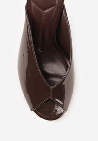 Renee - Brązowe Klapki Peep Toe na Szpilce z Lakierowanym Połyskiem Sharvyra. Nosek buta: otwarty. Kolor: brązowy. Materiał: lakier. Obcas: na szpilce. Wysokość obcasa: średni #6