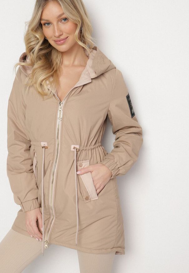 Born2be - Ciemnobeżowa Kurtka Parka z Kapturem i Ściągaczem w Pasie Sizana. Okazja: na spacer, na co dzień. Typ kołnierza: kaptur. Kolor: beżowy. Materiał: jeans. Styl: klasyczny, casual, elegancki