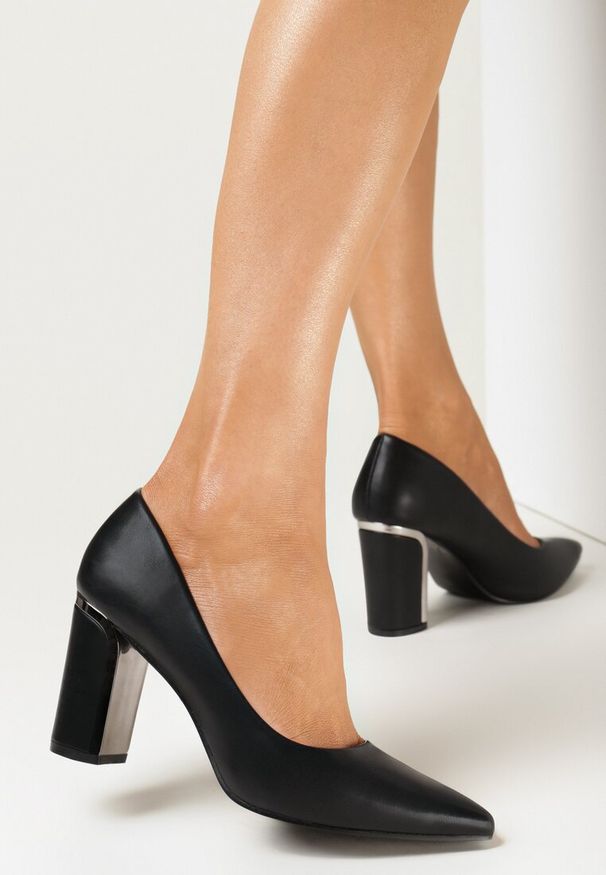 Born2be - Czarne Czółenka na Słupku z Metaliczną Wstawką i Wkładką ze Skóry Naturalnej Itunza. Kolor: czarny. Materiał: skóra. Obcas: na słupku. Styl: elegancki